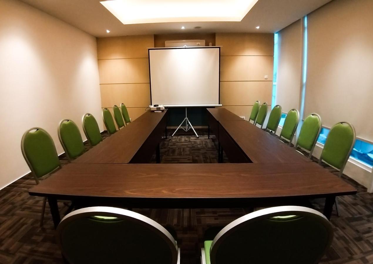 Zest Parang Raja Solo By Swiss-Belhotel International Bonorejo Exterior foto